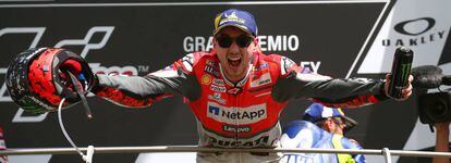 Jorge Lorenzo celebra la victoria en el podio de Mugello.