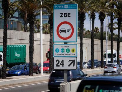 Carteles y coches en zona de bajas emisiones en ronda litoral.