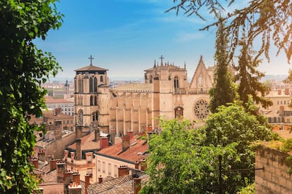 Una perspectiva de Lyon durante el verano, con la catedral de San Juan Bautista en primer término.