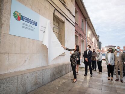 La consejera vasca de Justicia, Beatriz Artolazabal, destapa el pasado 1 de octubre, en la cárcel de Basauri (Bizkaia), el rótulo que refleja que el Gobierno vasco asumía la gestión de los centros penitenciarios.