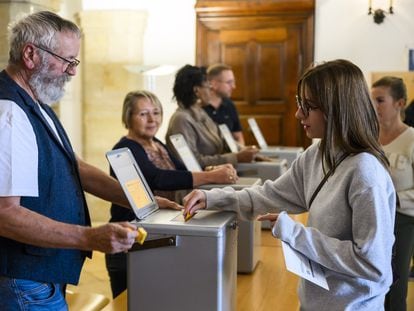 Una mujer vota en un colegio de la ciudad de Delémont en las elecciones parlamentarias suizas, el 22 de octubre.