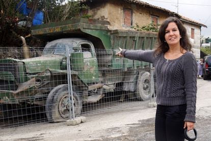 La coordinadora del Museo Minero, Haizea Uribilarrea, señala el camión que ha adquirido el centro.