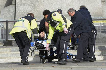 El soldado herido en un ataque armado en las cercanías al edificio del Parlamento de Canadá en Ottawa es trasladado por personal médico y agentes de policía. El supuesto autor de los disparos fue posteriormente abatido por la Policía en el edificio del Parlamento canadiense.