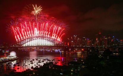 Fuegos artificiales iluminan la ciudad australiana de Sídney para celebrar el Año Nuevo.