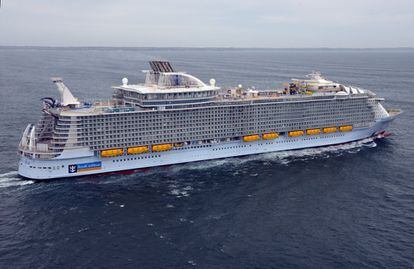 Una capacidad para 6.360 pasajeros, 362 metros de eslora y 72,5 metros de alto han convertido al barco 'Symphony of the Seas' en el crucero más grande del mundo. El nuevo buque insignia de la compañía Royal Caribbean ha sido presentado este martes en Málaga.