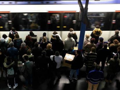 Viajeros en un andén del Metro de Madrid en la estación de Príncipe Pío.