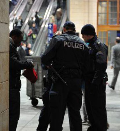 Policías suizos comprueban los papeles de un hombre negro, en Basilea.
