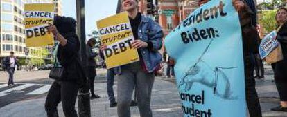 Manifestación por la anulación de la deuda estudiantil, ante la Casa Blanca, en Washington DC en abril.