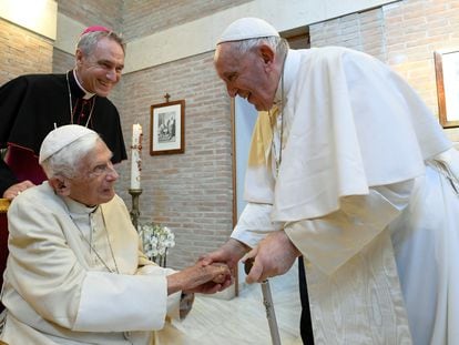 Francisco visita a Benedicto XVI en el monasterio de Roma donde residía, el 27 de agosto de 2022.