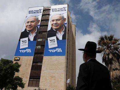 Un judío ultraortodoxo observa un cartel electoral de Netanyahu, este lunes en Jerusalén.