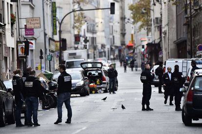 Despliegue policial en los alrededores del Cafe 'La Belle Equipe', en el centro de París.