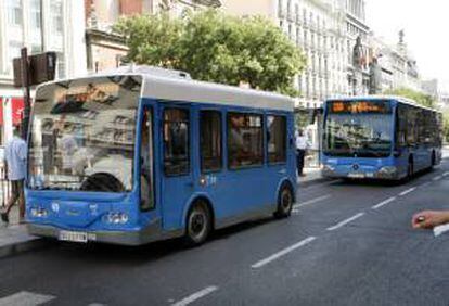 El autobús híbrido -eléctrico y diésel- de la Empresa Municipal de Transportes de Madrid (EMT) circula por la calle de Alcalá, de Madrid.