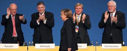 Dirigentes de la CDU aplauden a la canciller Angela Merkel.