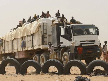 Uno de los camiones que llevan migranges subsaharianos espera paso en un &#039;check point&#039; de la polic&iacute;a nigerina.