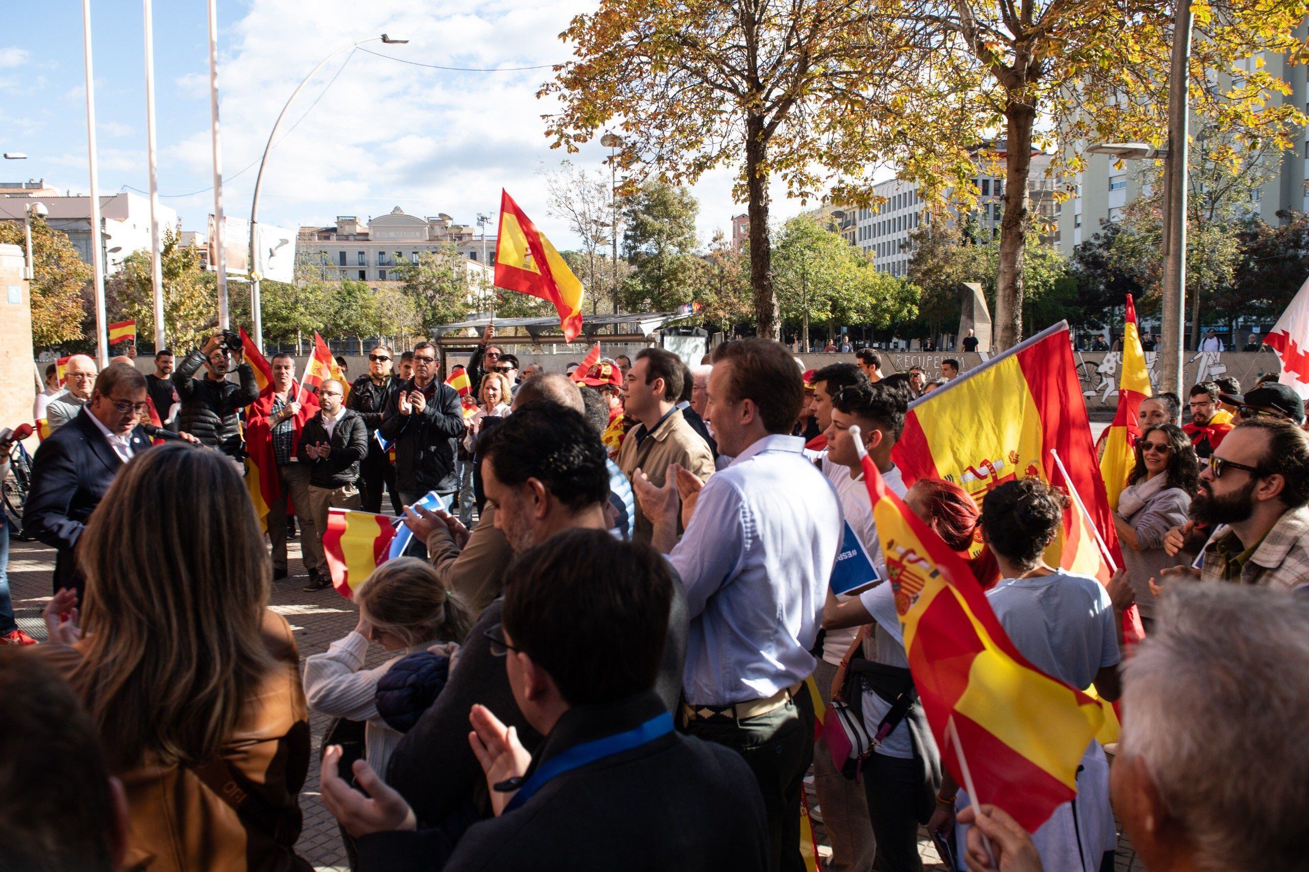 Unas 100 personas se concentraban contra la amnistía en Girona, este domingo.