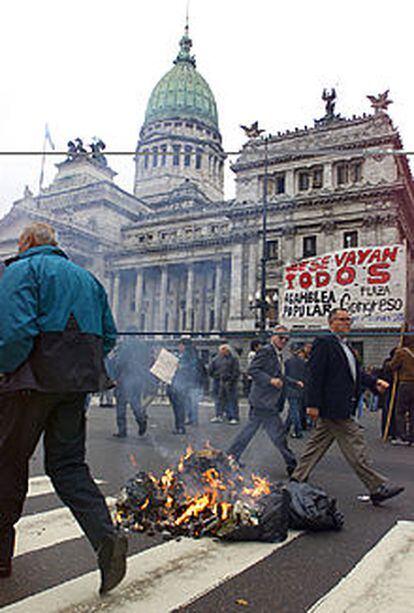 Manifestación de protesta contra la congelación de depósitos bancarios ante la sede del Congreso argentino.