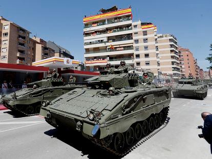 Un momento del desfile celebrado este sábado en Huesca durante el acto central del Día de las Fuerzas Armadas.
