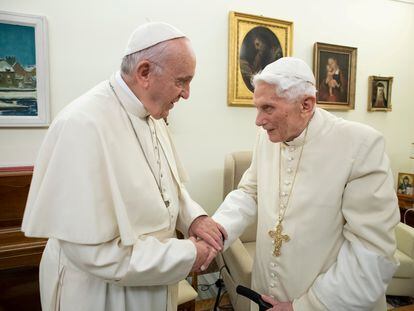 El papa Francisco visita a Benedicto XVI en el Vaticano en diciembre de 2018.