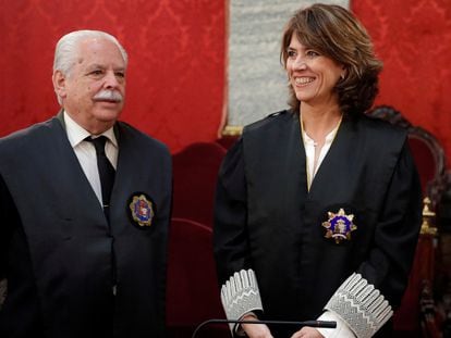 El teniente fiscal Luis Navajas y la fiscal general del Estado, Dolores Delgado, durante un acto.