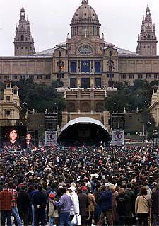 Pese a la lluvia, la avenida de la Reina María Cristina se llenó de ciudadanos que acudieron al concierto por la paz.