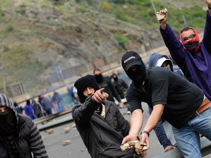 Mineros hacen acopio de piedras durante la protesta en Ciñera, León.
