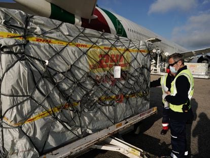 Personal de Barajas recoge el cargamento del quinto avión con material sanitario comprado por la Comunidad de Madrid.