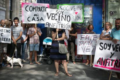 Protesta de l'Associació de Veïns y Amfitrions contra l'Ajuntament de Barcelona.