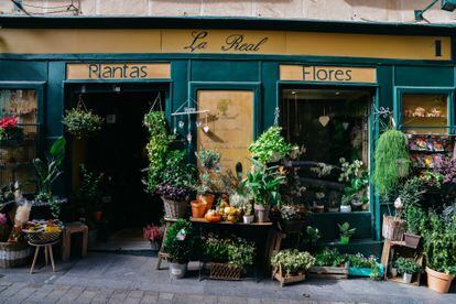 Facade of flower shop in Madrid, Spain. (Sabadell - Pequeño comercio)
