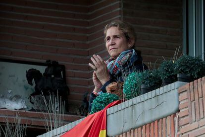 Elena de Borbón aplaudiendo a los sanitarios en el balcón de su casa.