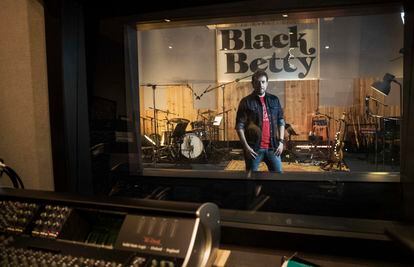 Txetxu Altube, músico, en el estudio de grabación Black Betty.