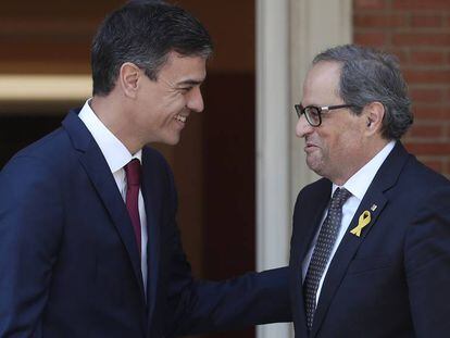 Pedro Sánchez i Quim Torra se saluden a la Moncloa, en la reunió del 9 de juliol.