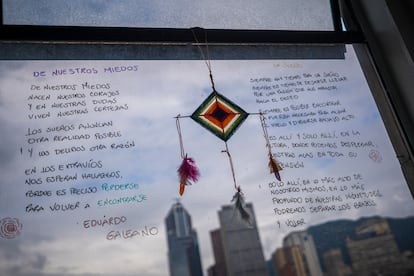 Mensaje en la ventana de la oficina de psicología del edificio de El Castillo.