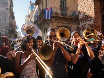 Un grupo de músicos  provenientes de Nueva Orleans tocan en las calles de La Habana, en la última edición del festival el 15 de enero de 2020.
