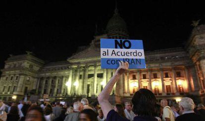 Protesta contra el pacto con Ir&aacute;n ante el Congreso, en Buenos Aires.