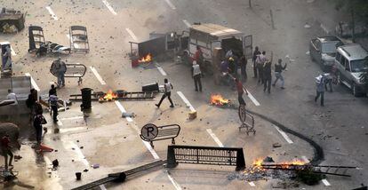 La batalla campal entre el ej&eacute;rcito y los partidarios de Morsi se ha prolongado durante horas.
