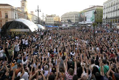 Cientos de personas participan ayer en la asamblea general celebrada en la Puerta del Sol, primer epicentro de la protesta.