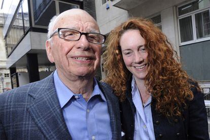 Rupert Murdoch y Rebekah Brooks, consejera de News International.