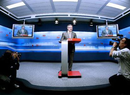 El secretario de Organización del PSOE, José Blanco, en la rueda de prensa posterior a la reunión de la Ejecutiva del partido.