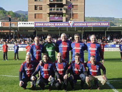 Homenaje a los veteranos jugadores del Eibar antes de empezar el partido de Ipurua.