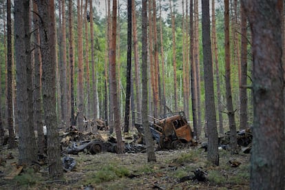 Vehículos militares rusos calcinados en el campamento de las tropas del Kremlin que el ejército ucranio bombardeó en Bucha, a las afueras de Kiev, el 27 de marzo.