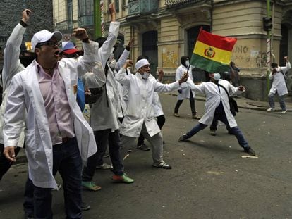 Estudiantes de medicina protestan con el cambio del C&oacute;digo Penal, este martes, en La Paz.