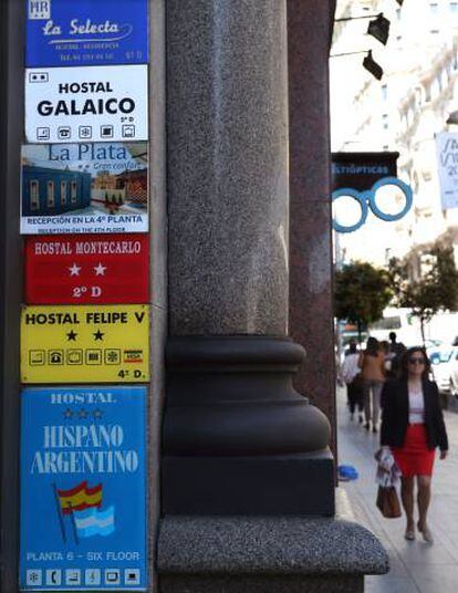 Carteles de los hostales en el portal de Gran Vía 15.