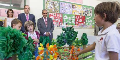 El consejero Rafael Van Grieken visita el colegio público Santo Domingo.