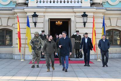 El presidente del Gobierno, Pedro Sánchez, tras reunirse el jueves con el presidente de Ucrania, Volodímir Zelenski, en Kiev, Ucrania.