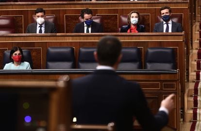 El presidente del Gobierno, Pedro Sánchez, se dirige a Pablo Casado durante una intervención en el Congreso.