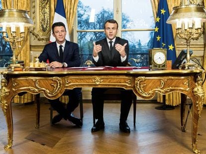 El presidente franc&eacute;s Emmanuel Macron comparece junto a su portavoz Benjamin Griveaux, tars firmar tres textos legales.