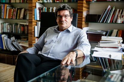El ministro de Inclusión, Seguridad Social y Migraciones, José Luis Escrivá, en su despacho.