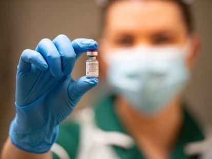 Una enfermera muestra una dosis de la vacuna Pfizer contra la covid-19 en el primer día de la inmunización masiva en el Reino Unido.