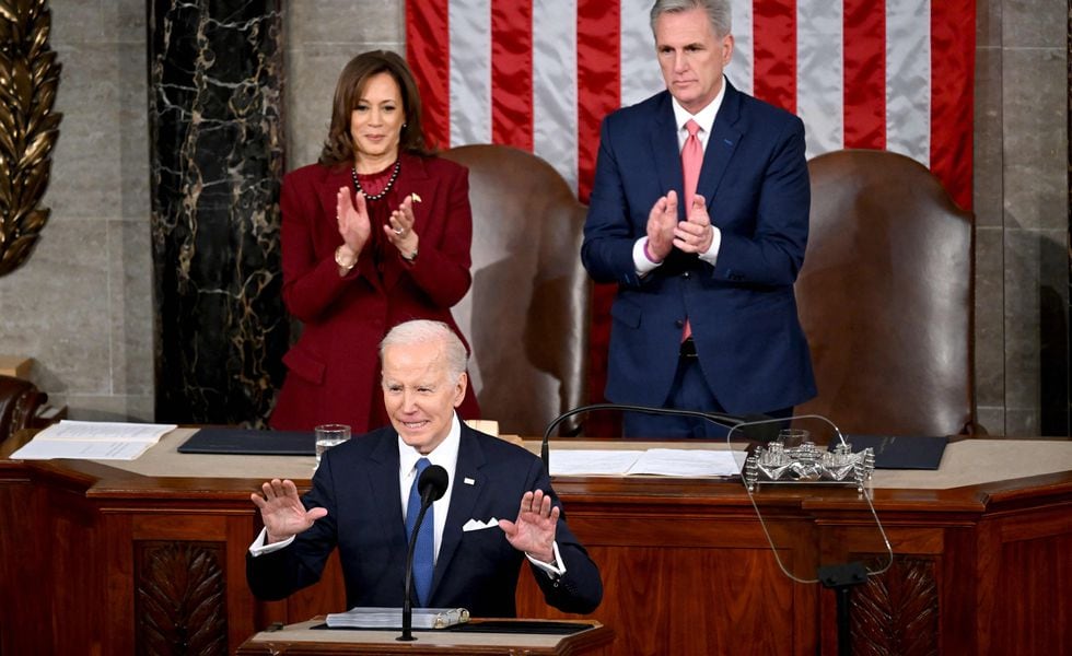 US Vice President Kamala Harris (L) and US Speaker of the House Kevin McCarthy (R-CA) (R) applaud as US President Joe Biden arrives to deliver remarks during the State of the Union address in the House Chamber of the US Capitol in Washington, DC, on February 7, 2023. (Photo by SAUL LOEB / AFP)