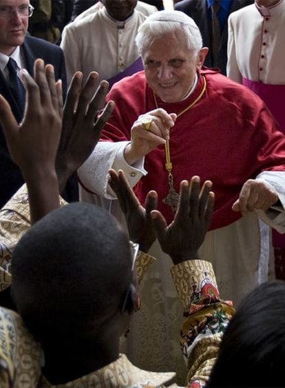 Benedicto XVI, ayer en Yaundé (Camerún).